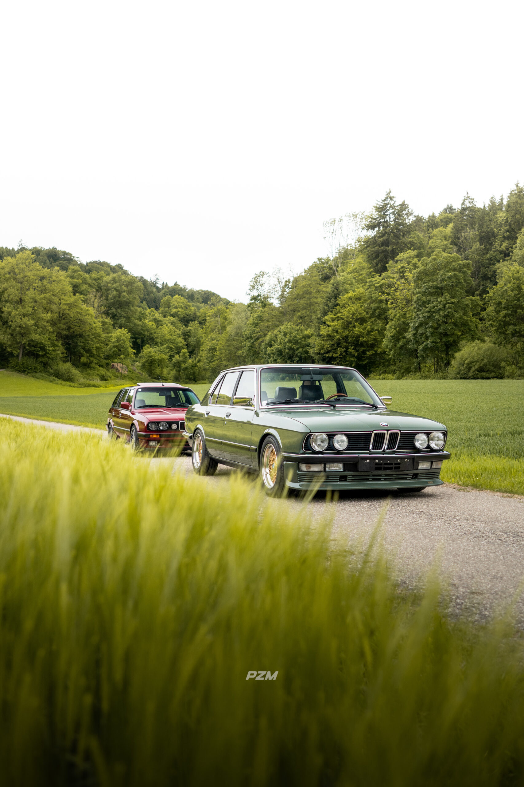 BMW 5er E28 und BMW E30 V8 Klassiker vor Rapsfeld – Autofotografie von Pauzi Media PZM