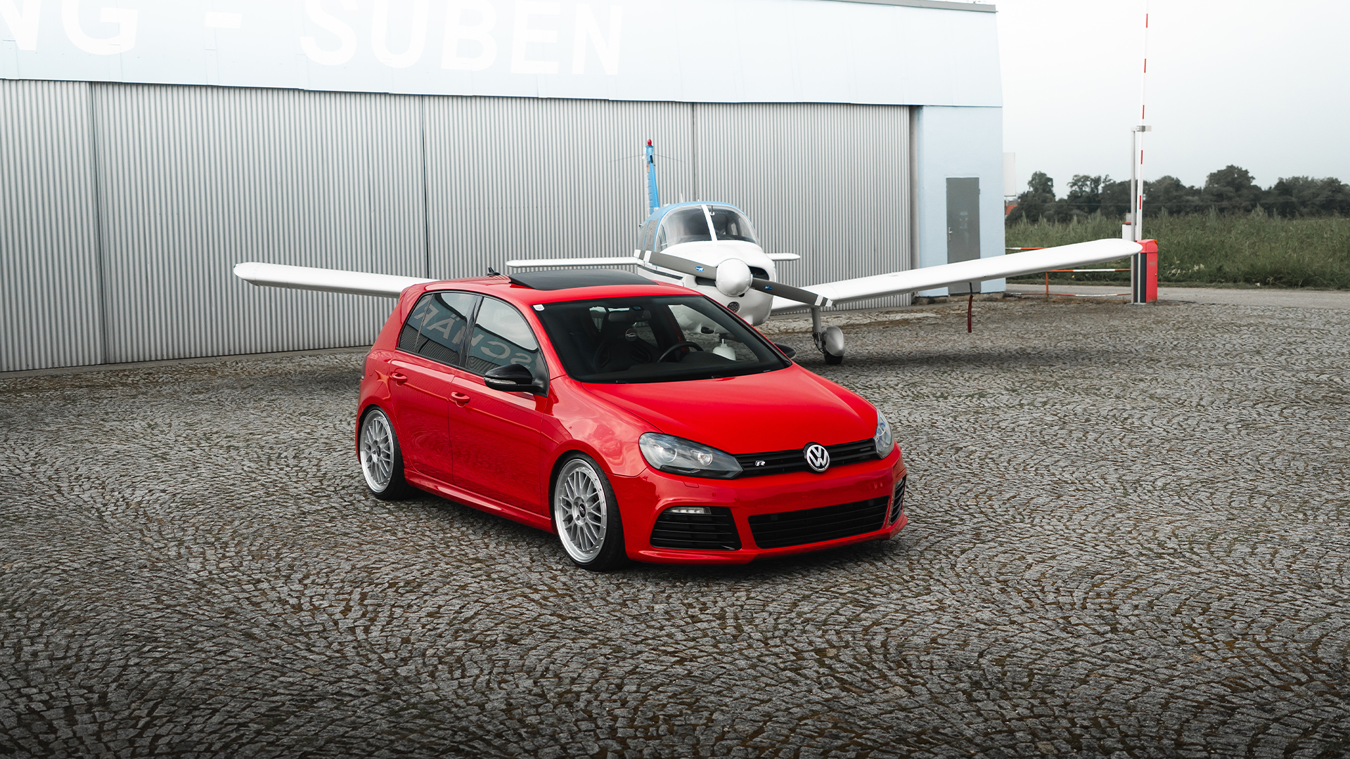 VW Golf 6r infant of a Plane